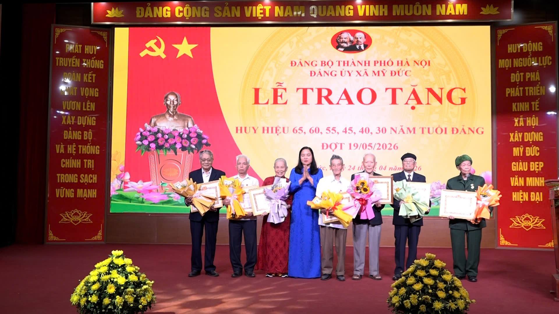 Xã Mỹ Đức trao Huy hiệu Đảng đợt 19-5, tập huấn nghiệp vụ đảng phí và chuyển đổi số trong công tác Đảng