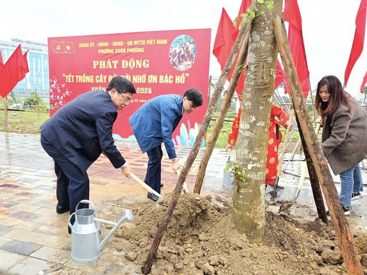 Phường Xuân Phương ra quân trồng cây đầu Xuân, lan tỏa phong trào xây dựng đô thị xanh, văn minh