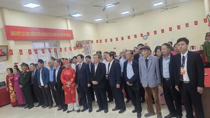 Cử tri xã Tây Phương nô nức đi bầu cử từ sớm, lan tỏa khí thế ngày hội toàn dân