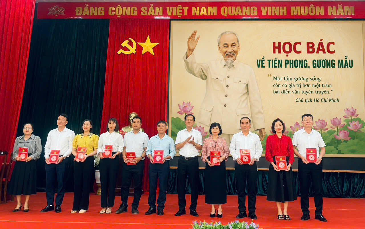 Xã Phúc Lộc tổ chức sinh hoạt dưới cờ tháng 5-2026, đánh giá toàn diện kết quả công tác tháng 4