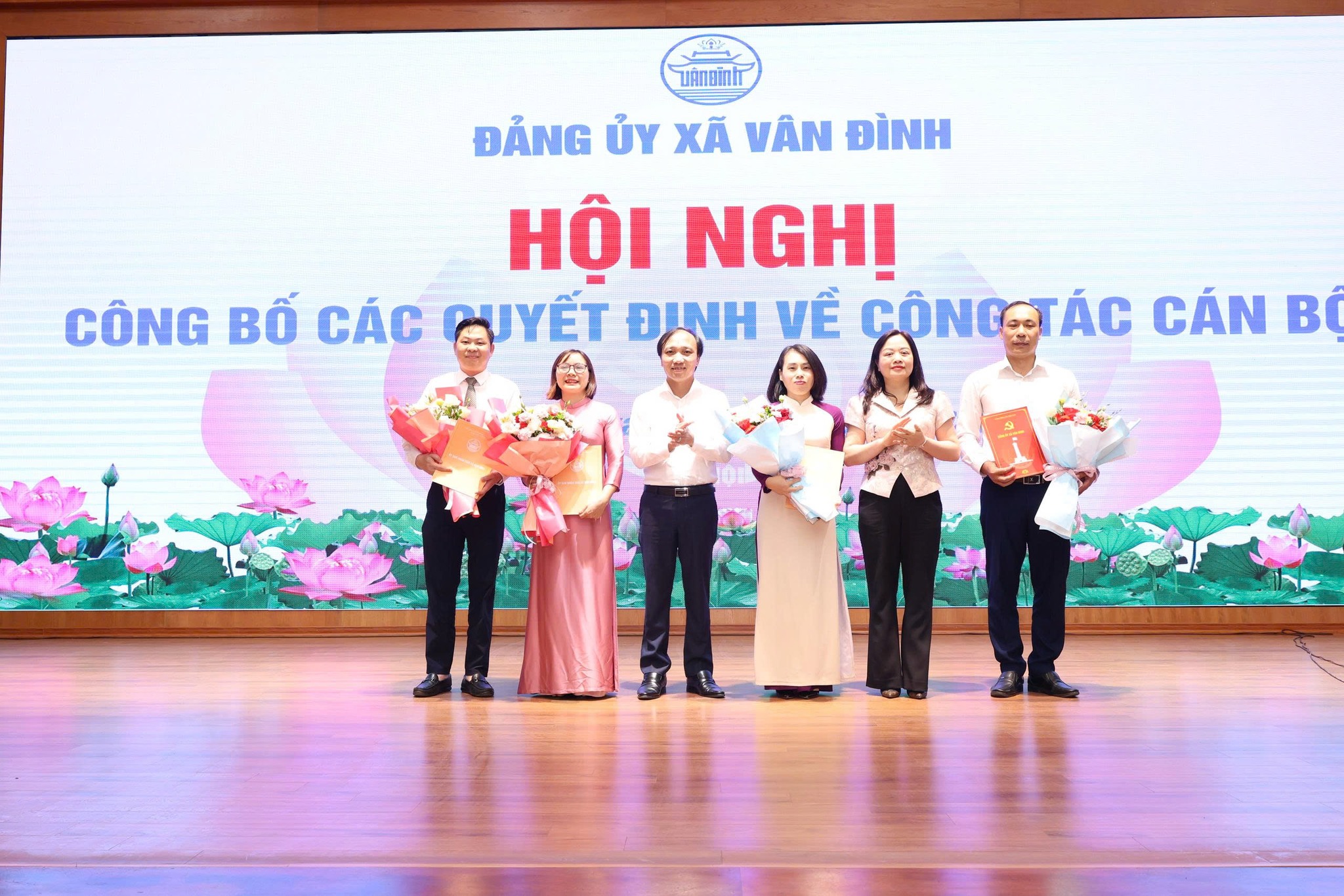 Xã Vân Đình công bố các quyết định về công tác cán bộ