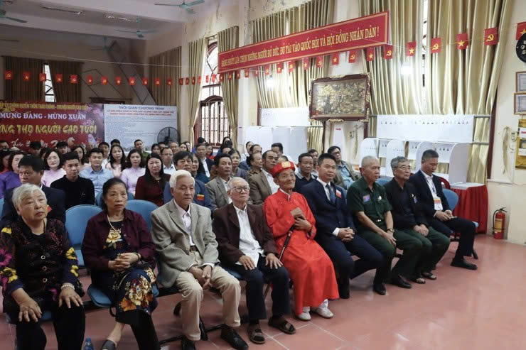 Cử tri thôn Thao Chính phấn khởi tham gia ngày hội bầu cử từ sáng sớm
