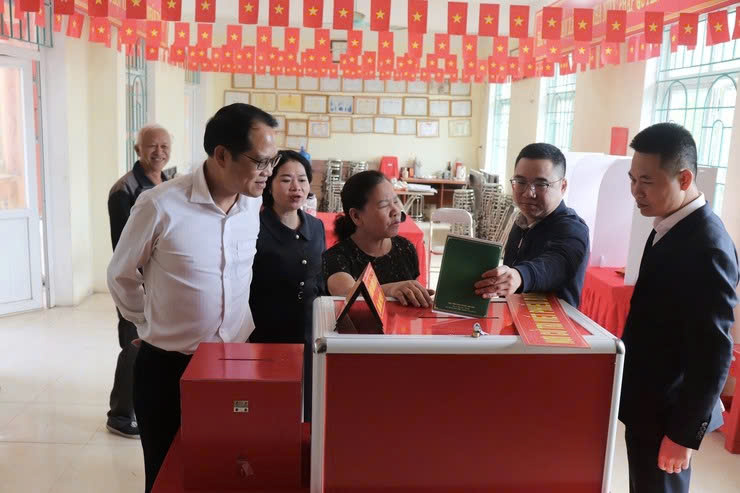 Bí thư Đảng ủy xã Phú Xuyên kiểm tra công tác chuẩn bị bầu cử tại nhiều khu vực bỏ phiếu