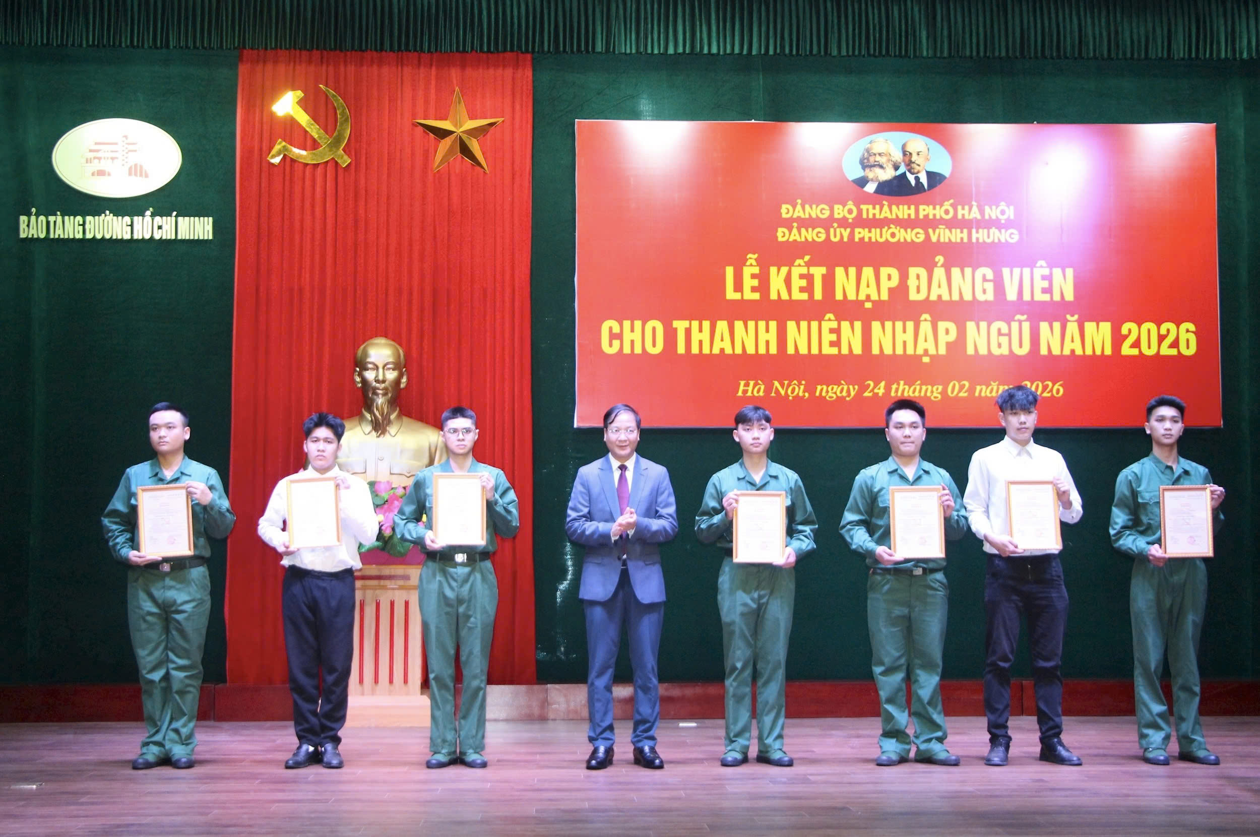 Phường Vĩnh Hưng kết nạp đảng viên cho tân binh, tiếp lửa truyền thống trước ngày lên đường nhập ngũ