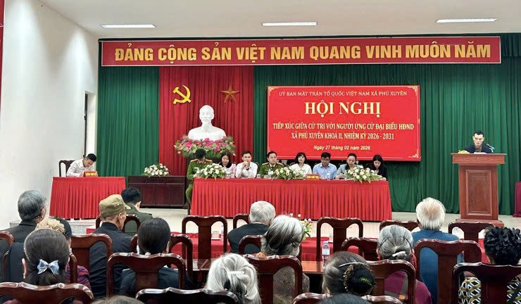 Cử tri đơn vị bầu cử số 4 xã Phú Xuyên lắng nghe chương trình hành động của các ứng cử viên đại biểu HĐND xã