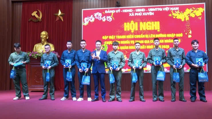 Xã Phú Xuyên gặp mặt, tiếp lửa truyền thống cho thanh niên lên đường nhập ngũ năm 2026
