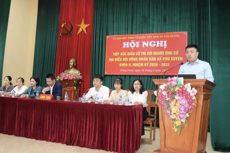 Cử tri lắng nghe chương trình hành động của các ứng cử viên đại biểu HĐND xã Phú Xuyên