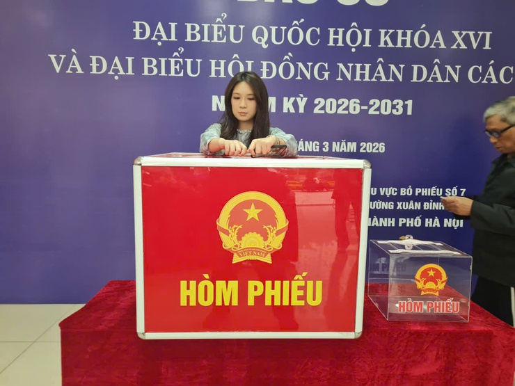 Cử tri trẻ phường Xuân Đỉnh tự hào cầm lá phiếu đầu tiên trong ngày hội bầu cử