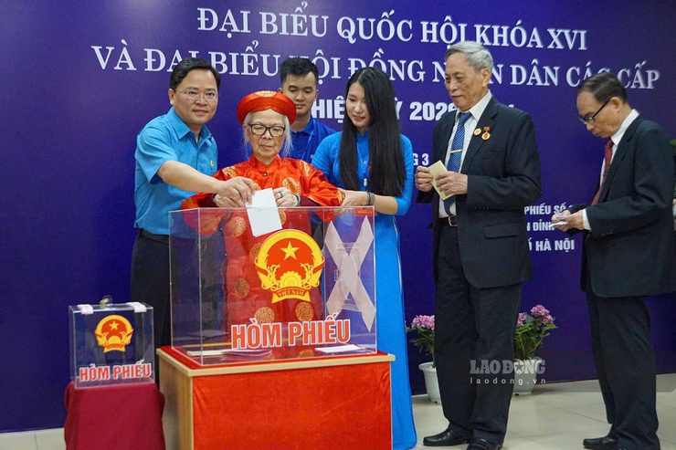 Cử tri cao tuổi phường Xuân Đỉnh trách nhiệm, gửi trọn niềm tin qua từng lá phiếu