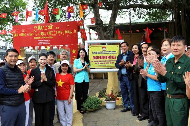 Phường Xuân Đỉnh khánh thành “Đoạn đường nở hoa”, phát động tổng vệ sinh môi trường chào mừng ngày bầu cử