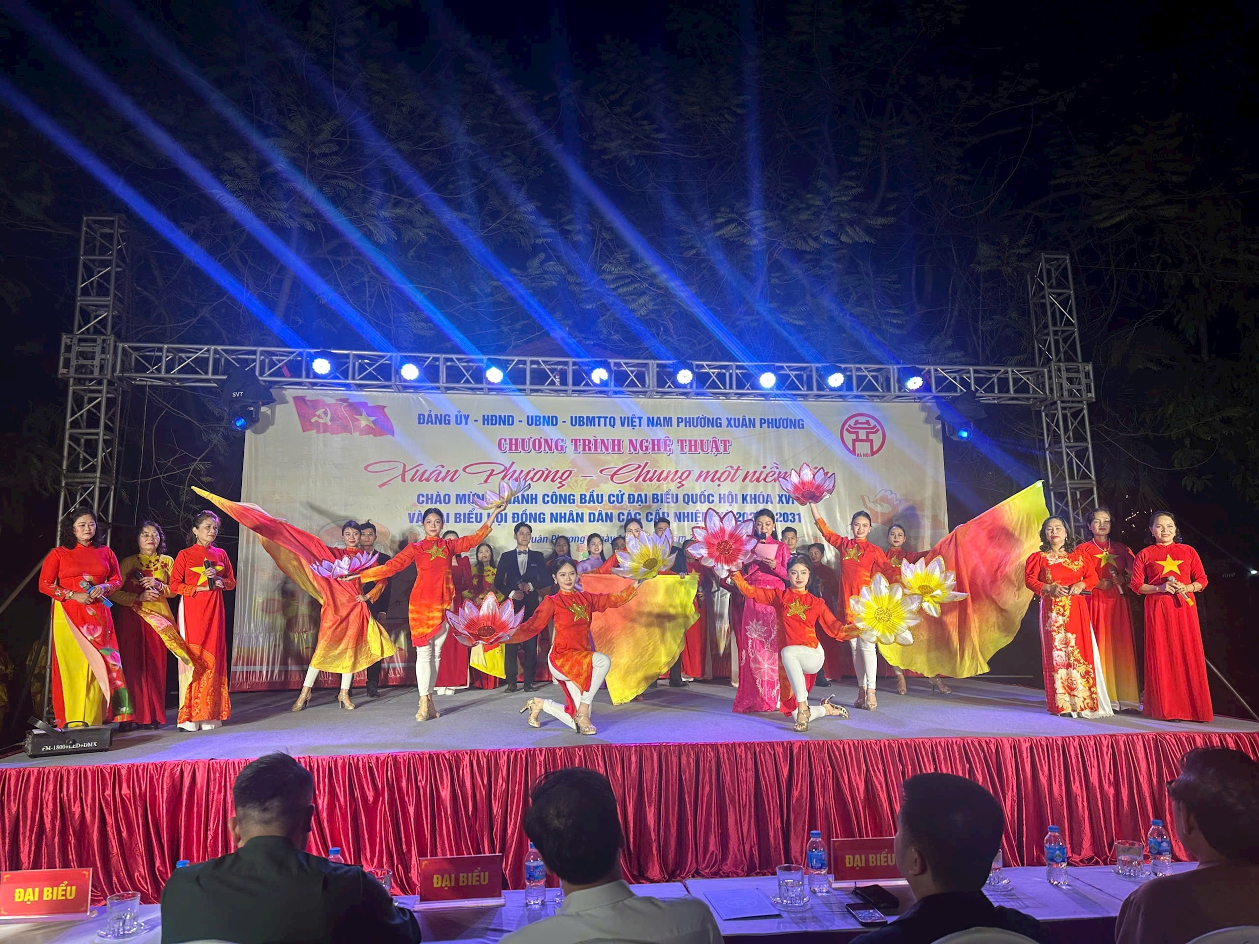 Phường Xuân Phương rực rỡ đêm nghệ thuật chào mừng thành công cuộc bầu cử