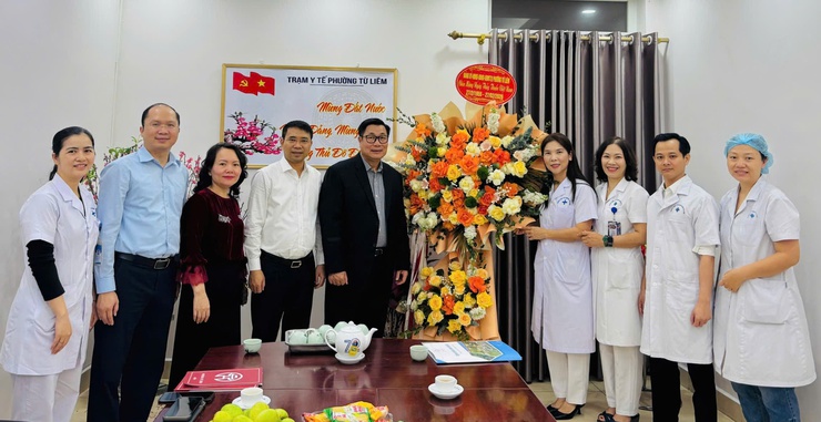 Lãnh đạo phường Từ Liêm thăm, chúc mừng đội ngũ y bác sĩ nhân Ngày Thầy thuốc Việt Nam 27-2