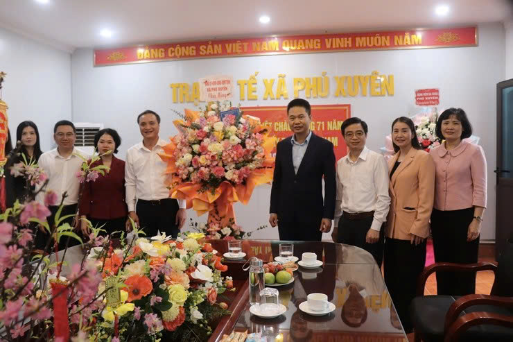 Lãnh đạo xã Phú Xuyên thăm, chúc mừng đội ngũ y, bác sĩ nhân Ngày Thầy thuốc Việt Nam