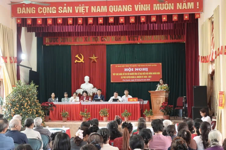 Cử tri xã Phú Xuyên lắng nghe chương trình hành động của các ứng cử viên đại biểu HĐND