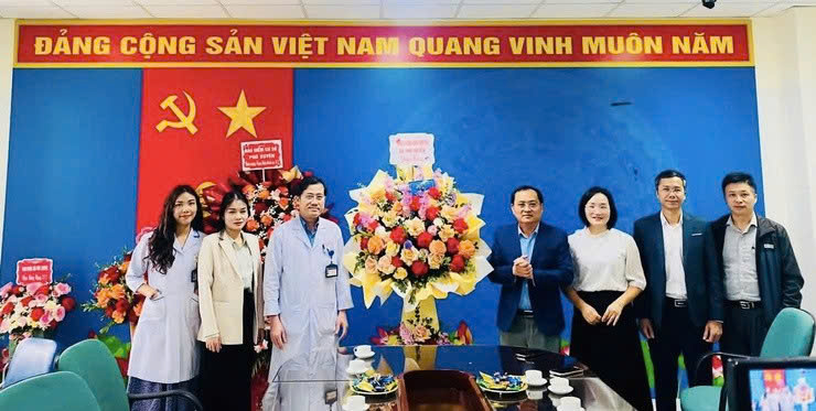 Lãnh đạo xã Phú Xuyên chúc mừng đội ngũ y, bác sĩ Bệnh viện đa khoa Phú Xuyên nhân Ngày Thầy thuốc Việt Nam