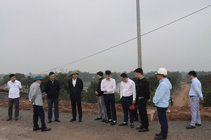 Lãnh đạo xã Phú Xuyên kiểm tra tiến độ các dự án giao thông trọng điểm ngay sau kỳ nghỉ Tết