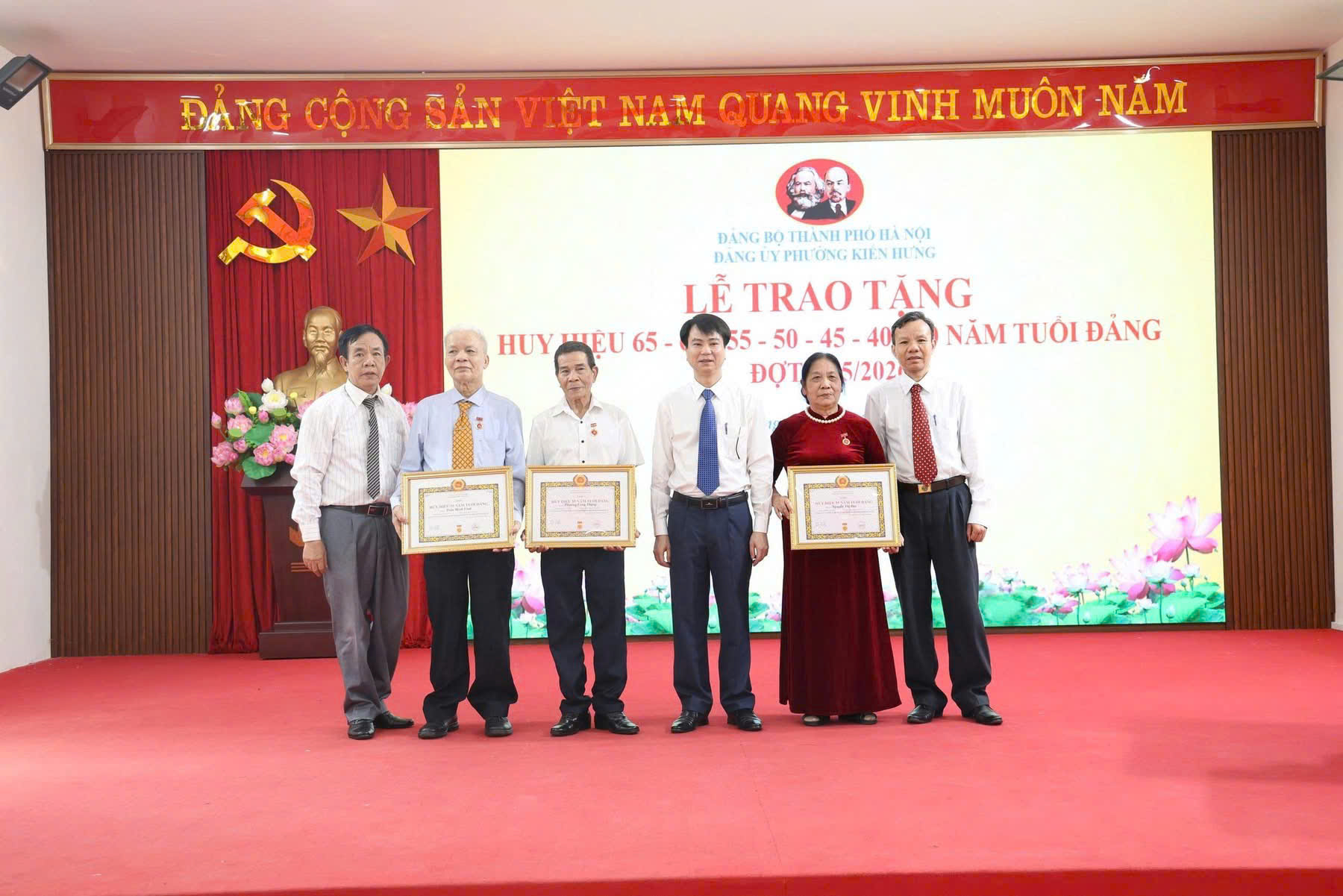 Phường Kiến Hưng trao Huy hiệu Đảng đợt 19-5, tôn vinh 58 đảng viên tiêu biểu