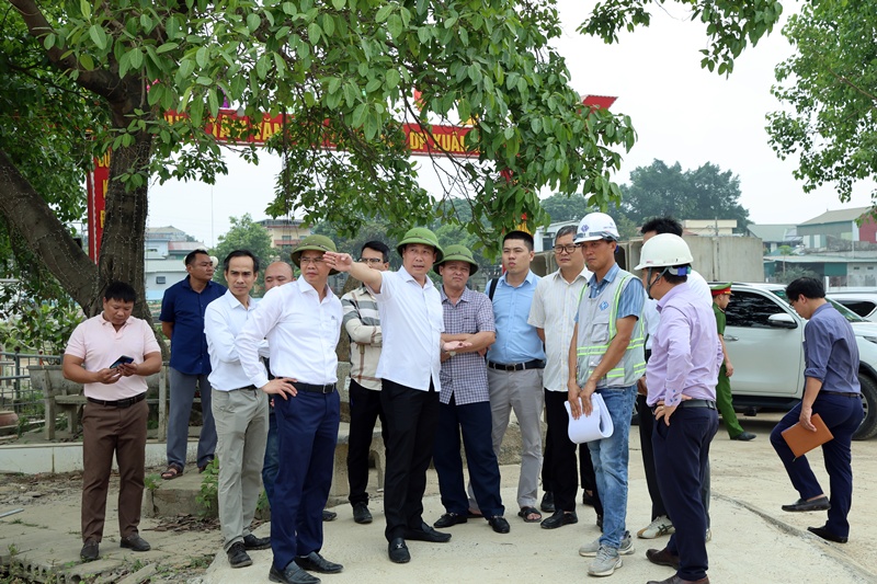 Chủ tịch UBND xã Xuân Mai kiểm tra tiến độ thi công Quốc lộ 6, yêu cầu xử lý dứt điểm vướng mắc về mặt bằng và thoát nước