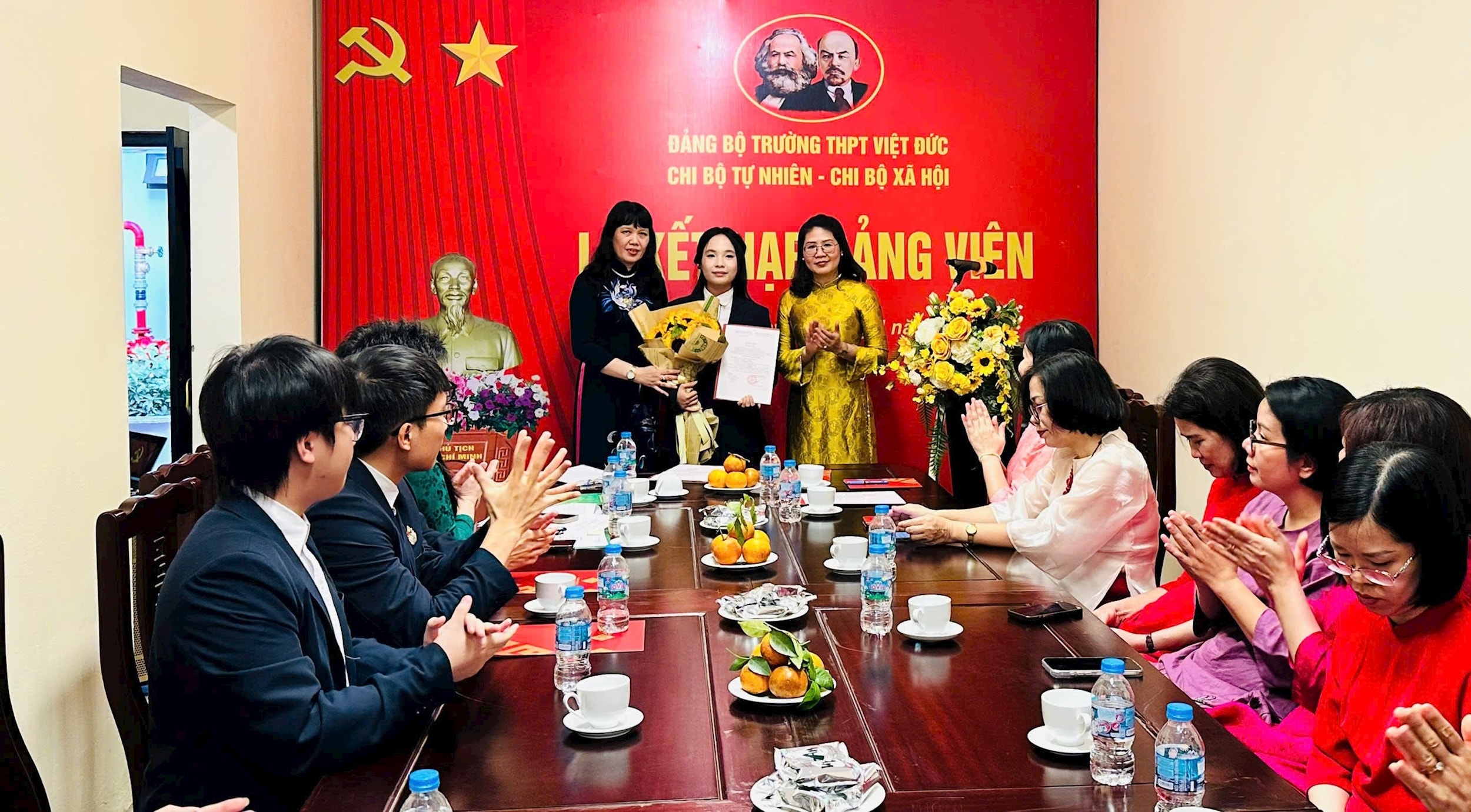 Trường THPT Việt Đức kết nạp Đảng cho 9 học sinh ưu tú