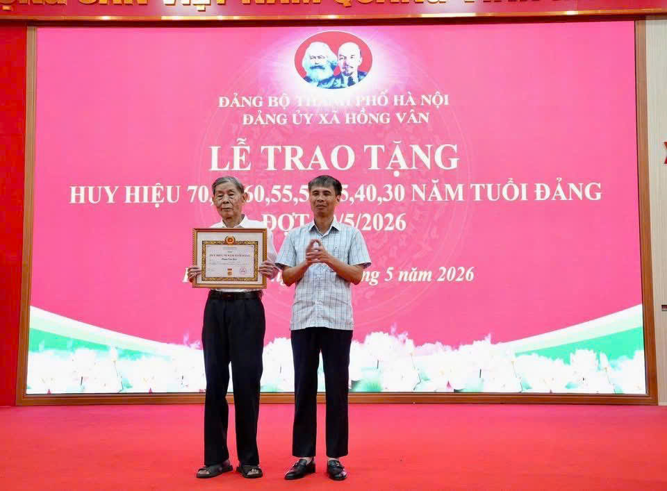 28 đảng viên Đảng bộ xã Hồng Vân được trao tặng Huy hiệu Đảng đợt 19-5