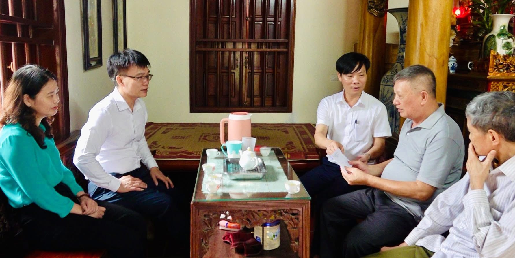 Xã Ô Diên trao Huy hiệu 65 năm tuổi Đảng tặng đảng viên lão thành Đinh Hữu Trác