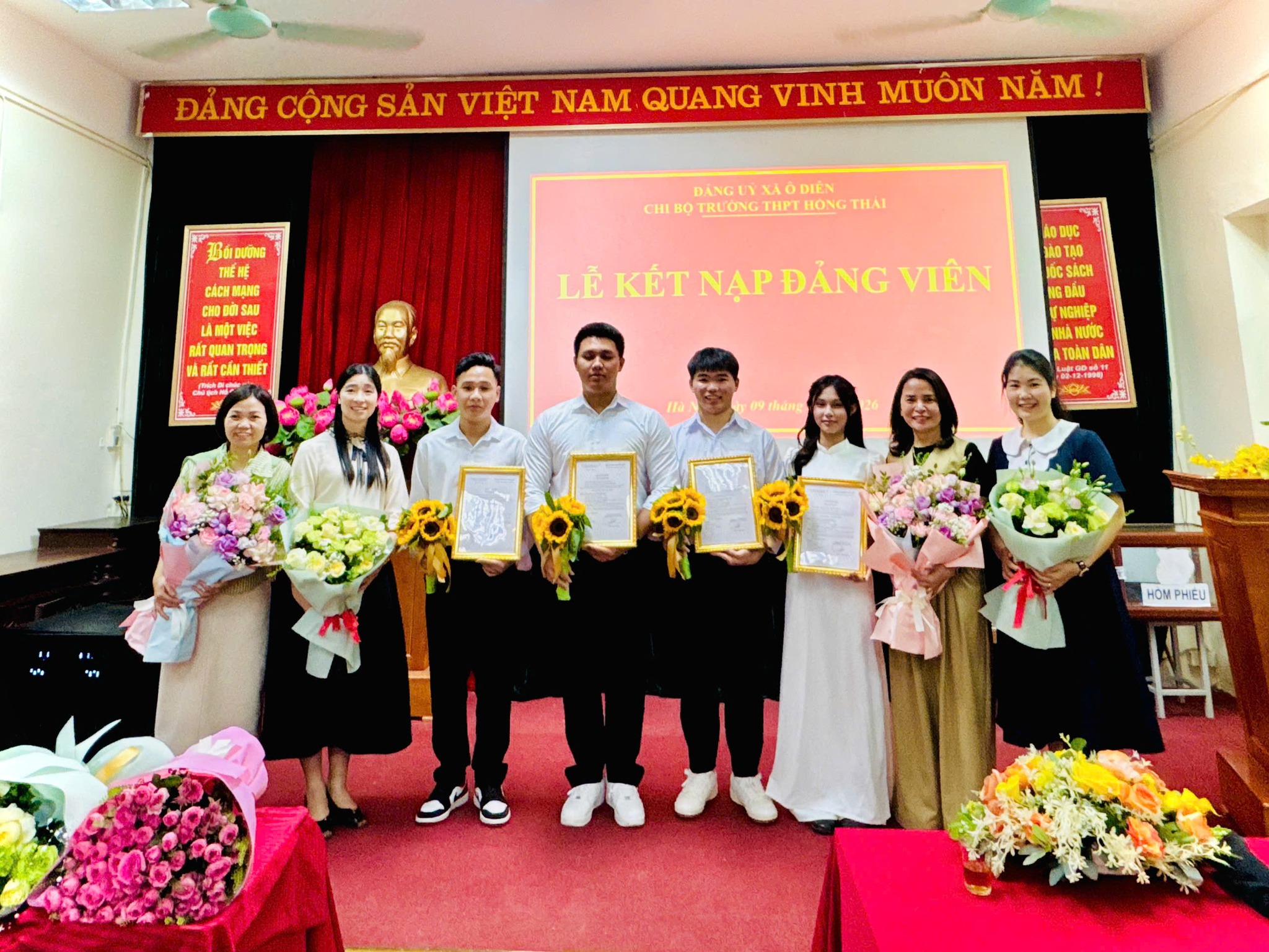 Xã Ô Diên: 07 học sinh ưu tú Trường THPT Tân Lập và THPT Hồng Thái vinh dự đứng trong hàng ngũ của Đảng