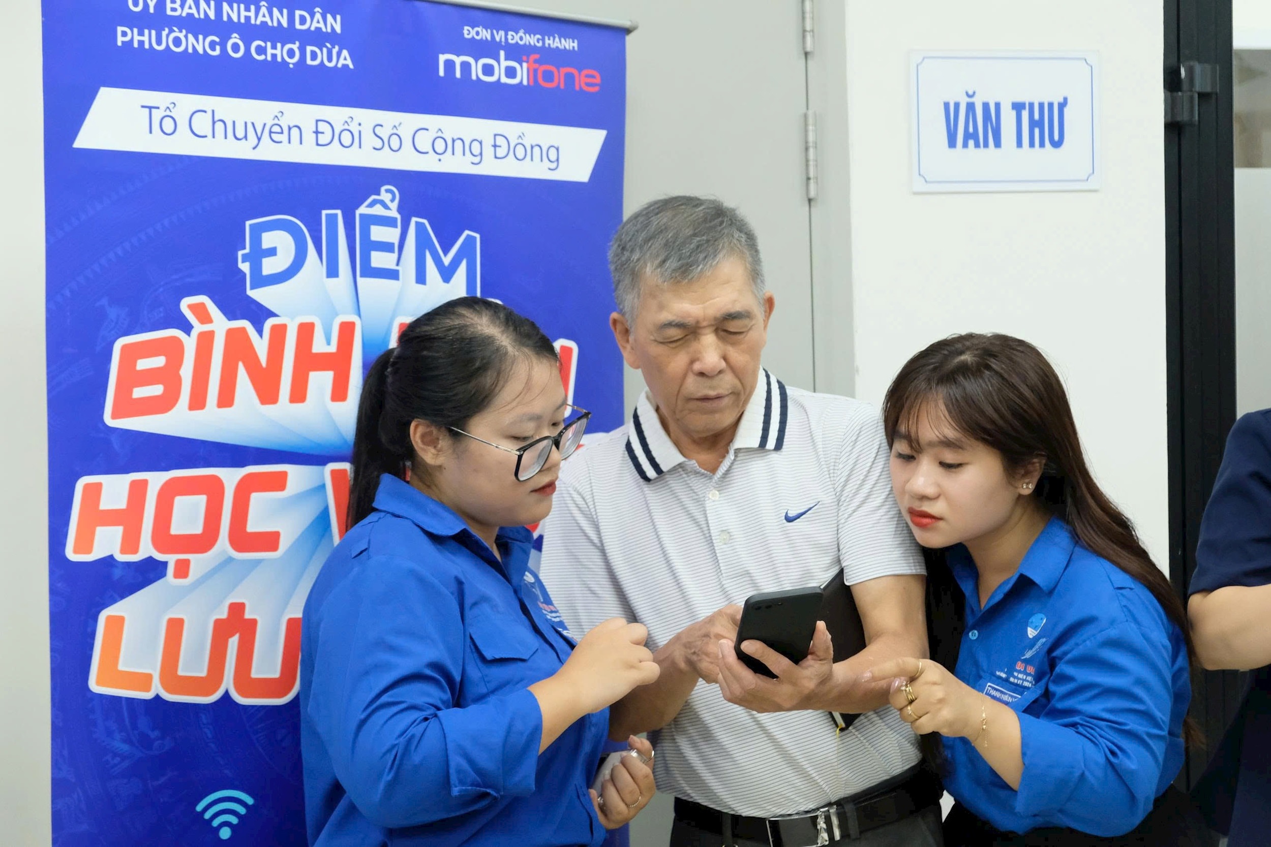 Phường Ô Chợ Dừa đưa chuyển đổi số đến gần người dân bằng những giải pháp thiết thực