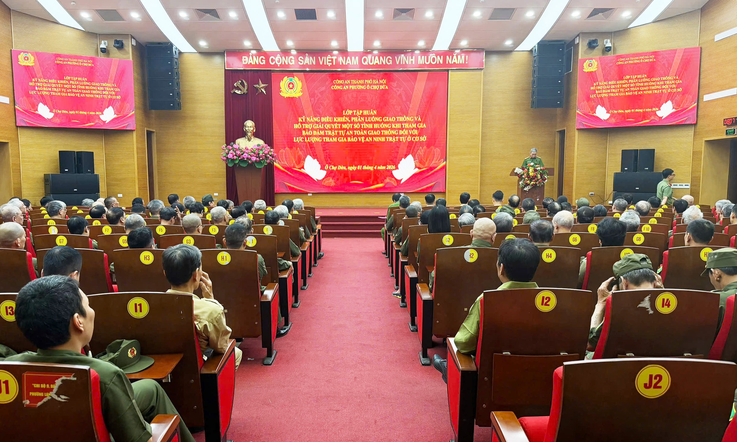 Phường Ô Chợ Dừa bồi dưỡng kỹ năng điều tiết giao thông cho hơn 200 lực lượng bảo vệ an ninh, trật tự ở cơ sở