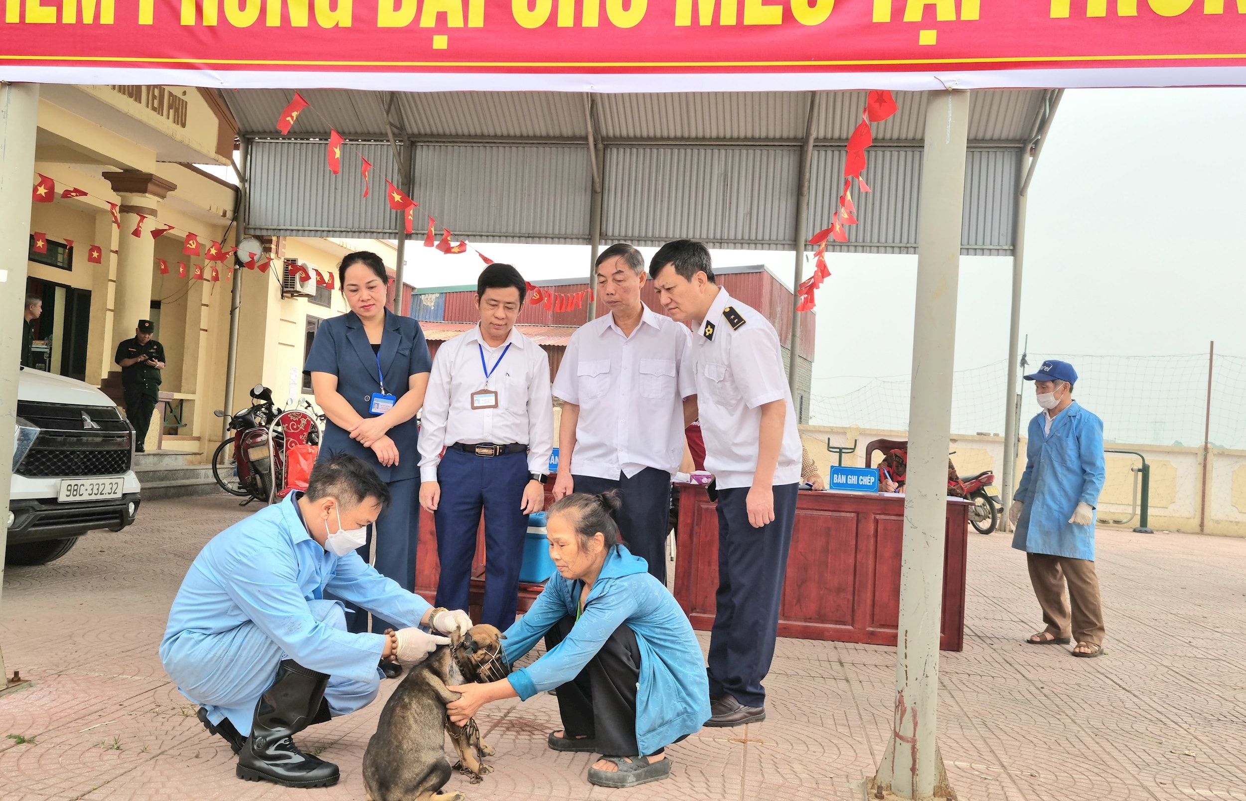 Xã Đa Phúc đẩy mạnh tiêm phòng vắc xin, chủ động phòng chống dịch bệnh cho đàn vật nuôi