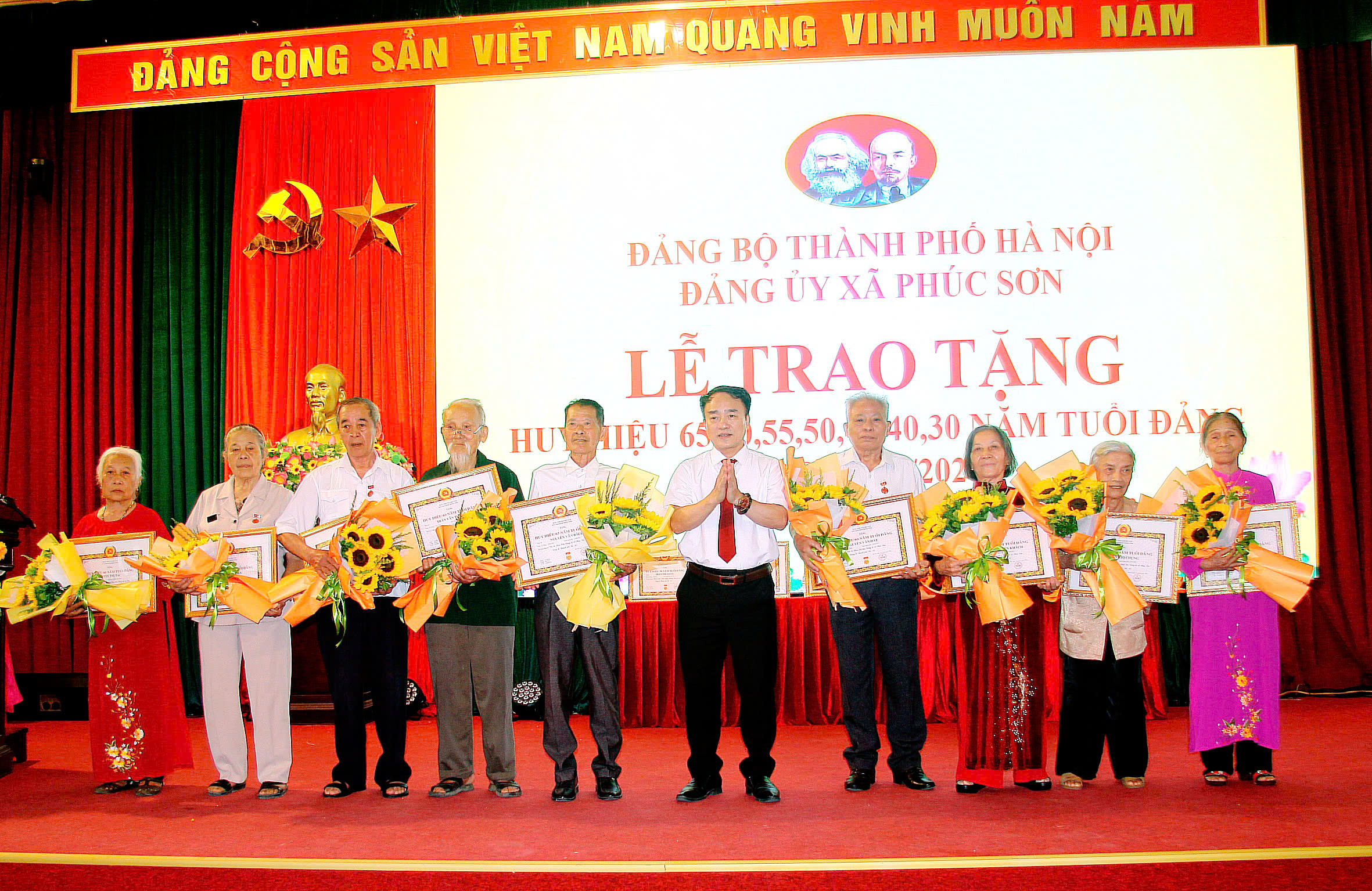 Đảng ủy xã Phúc Sơn trao Huy hiệu Đảng cho 51 đảng viên lão thành đợt 19-5