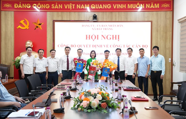 Xã Bát Tràng công bố các quyết định về công tác cán bộ