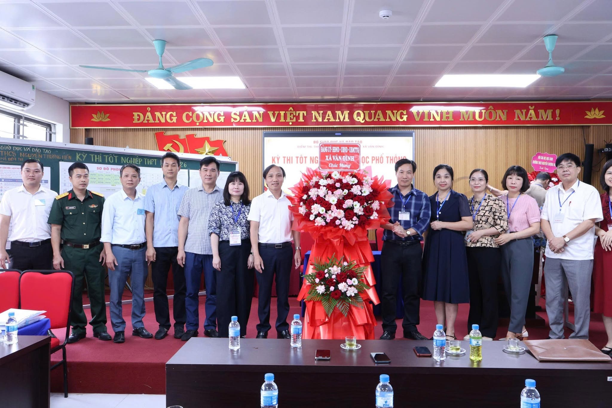 Xã Vân Đình động viên lực lượng làm nhiệm vụ và thí sinh tại điểm thi tốt nghiệp THPT năm 2026