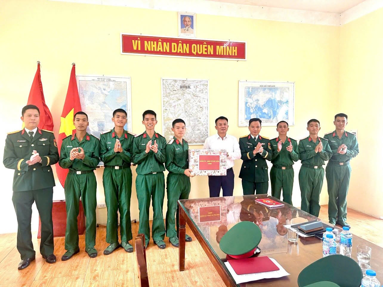 Xã Hát Môn thăm, động viên chiến sĩ mới sau lễ tuyên thệ tại các đơn vị quân đội