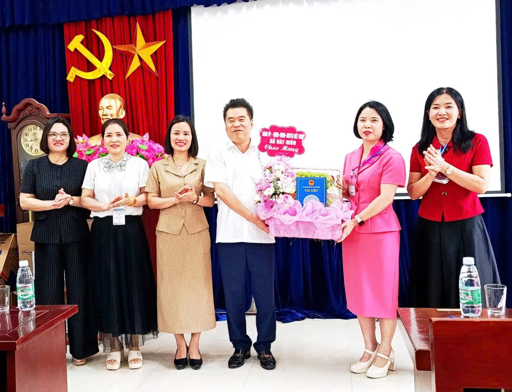 Xã Hát Môn thăm, động viên các điểm thi tốt nghiệp THPT năm 2026