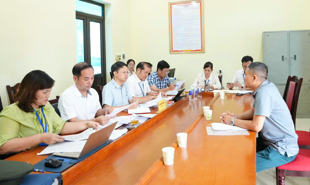 Bí thư Đảng ủy xã Sơn Đồng đối thoại, giải quyết kiến nghị của người dân tại buổi tiếp công dân định kỳ