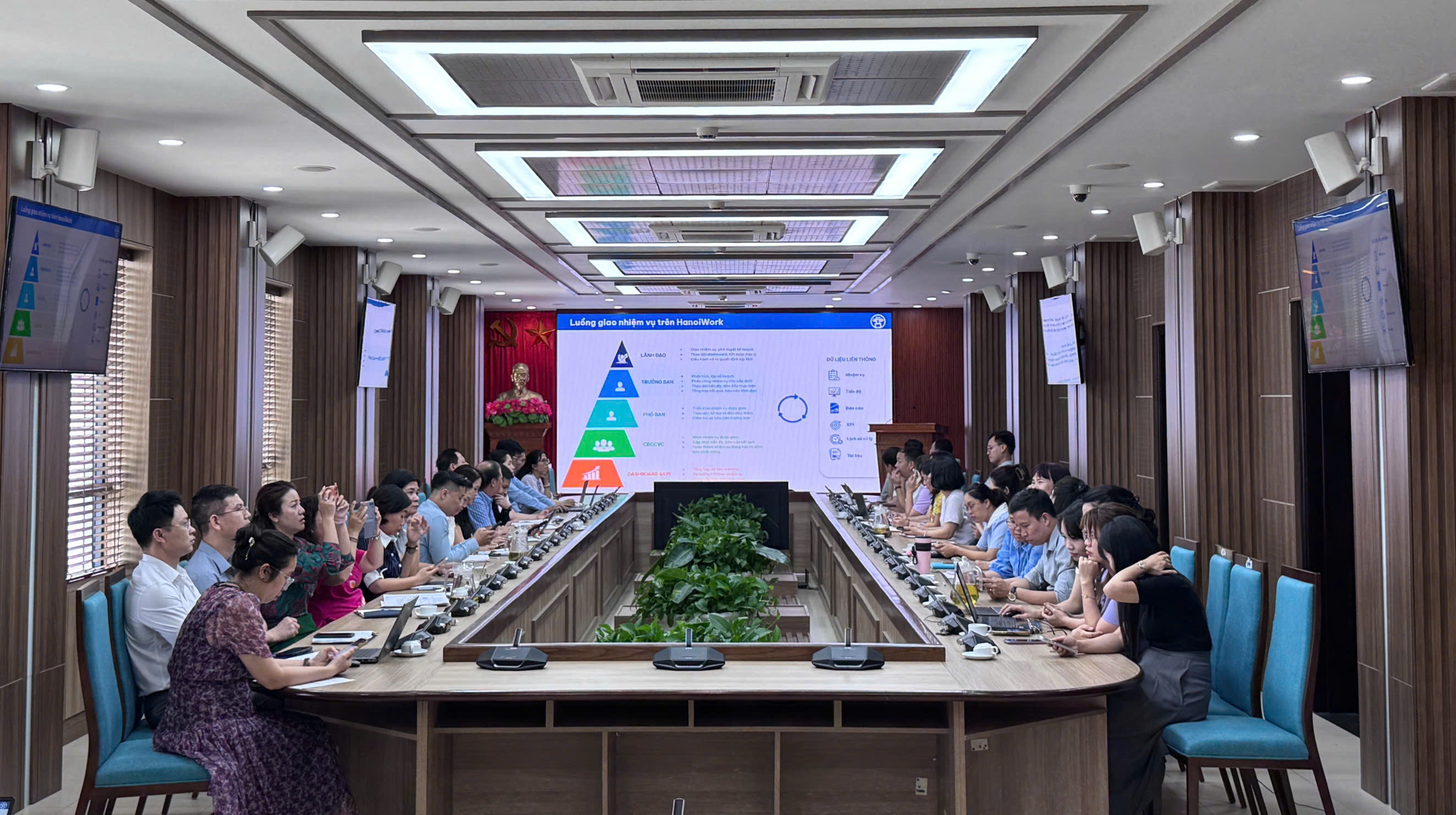 Phường Tây Hồ đẩy mạnh chuyển đổi số, nâng cao hiệu quả điều hành với nền tảng HanoiWork