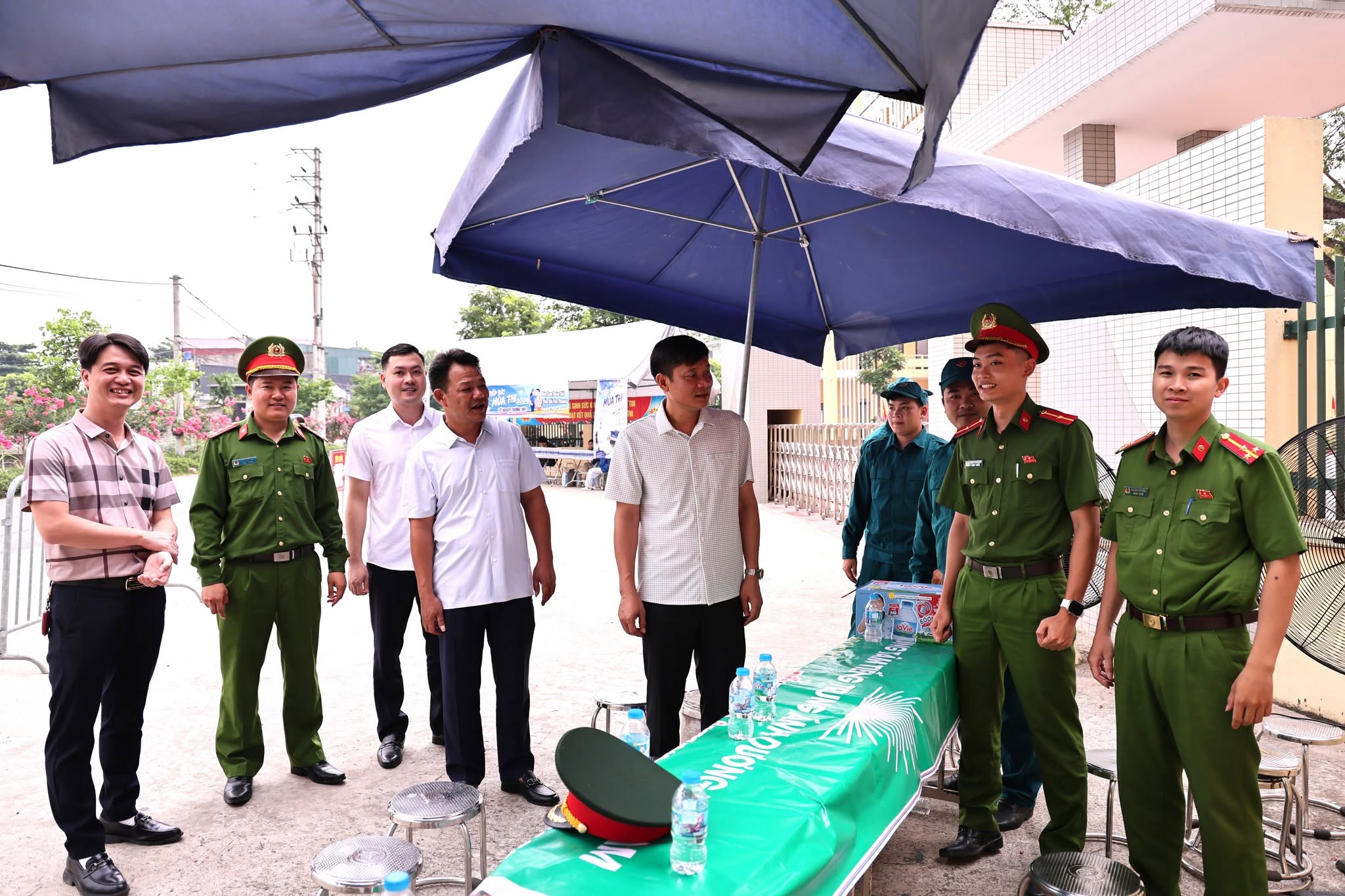 Xã Hòa Xá chung tay tiếp sức sĩ tử tại điểm thi Trường THPT Lưu Hoàng