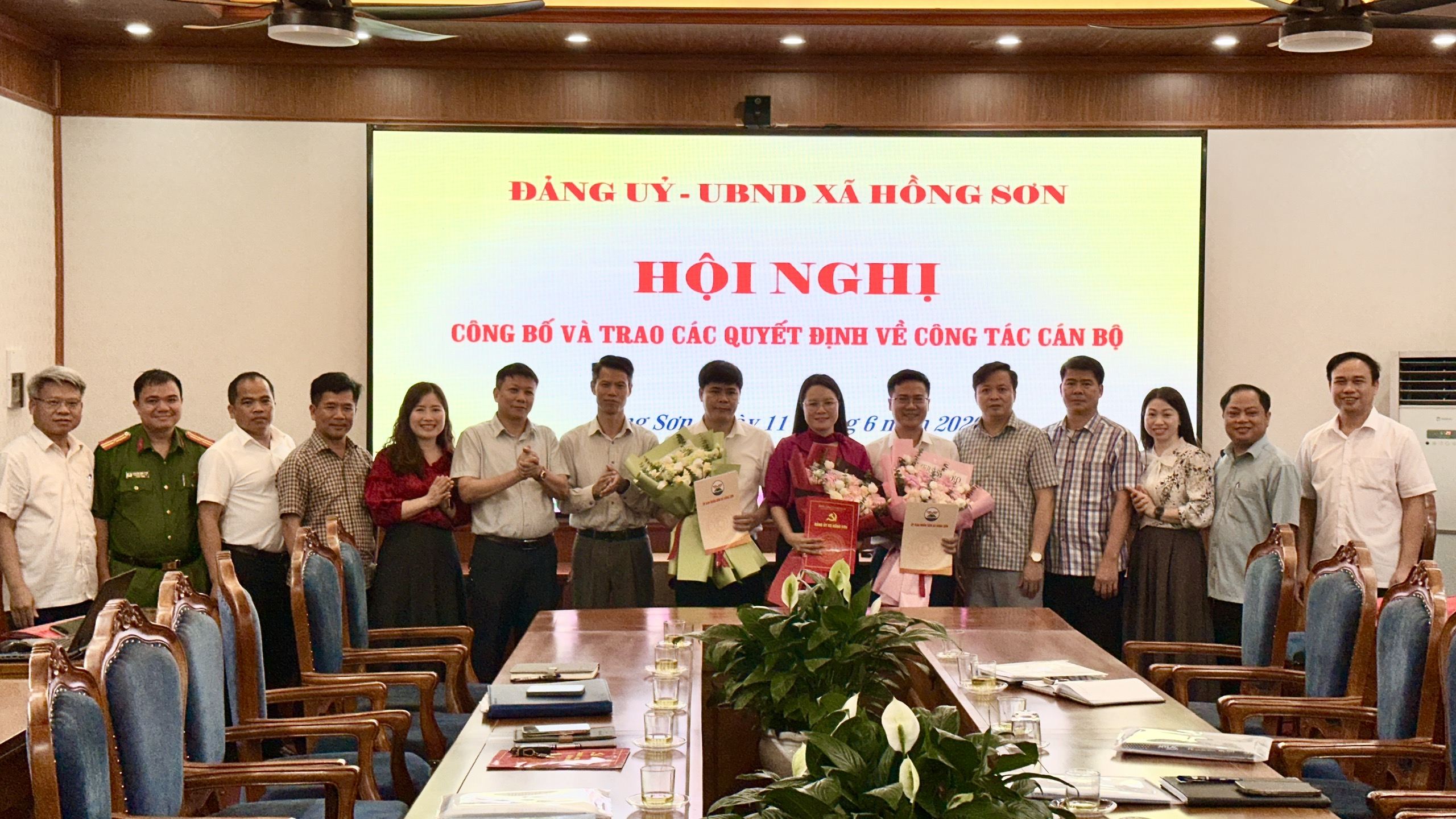 Xã Hồng Sơn công bố quyết định điều động, bổ nhiệm cán bộ chủ chốt tại các cơ quan chuyên môn