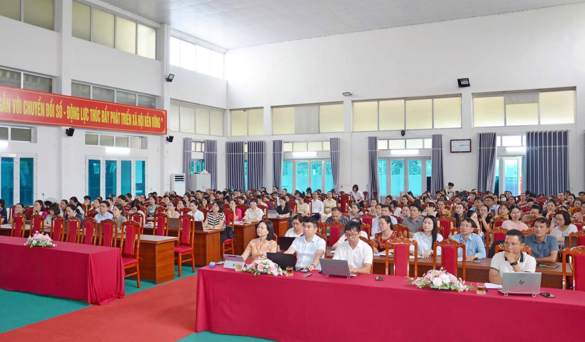 Phường Tùng Thiện nâng cao năng lực quản trị số cho đội ngũ cán bộ qua hệ thống HanoiWork