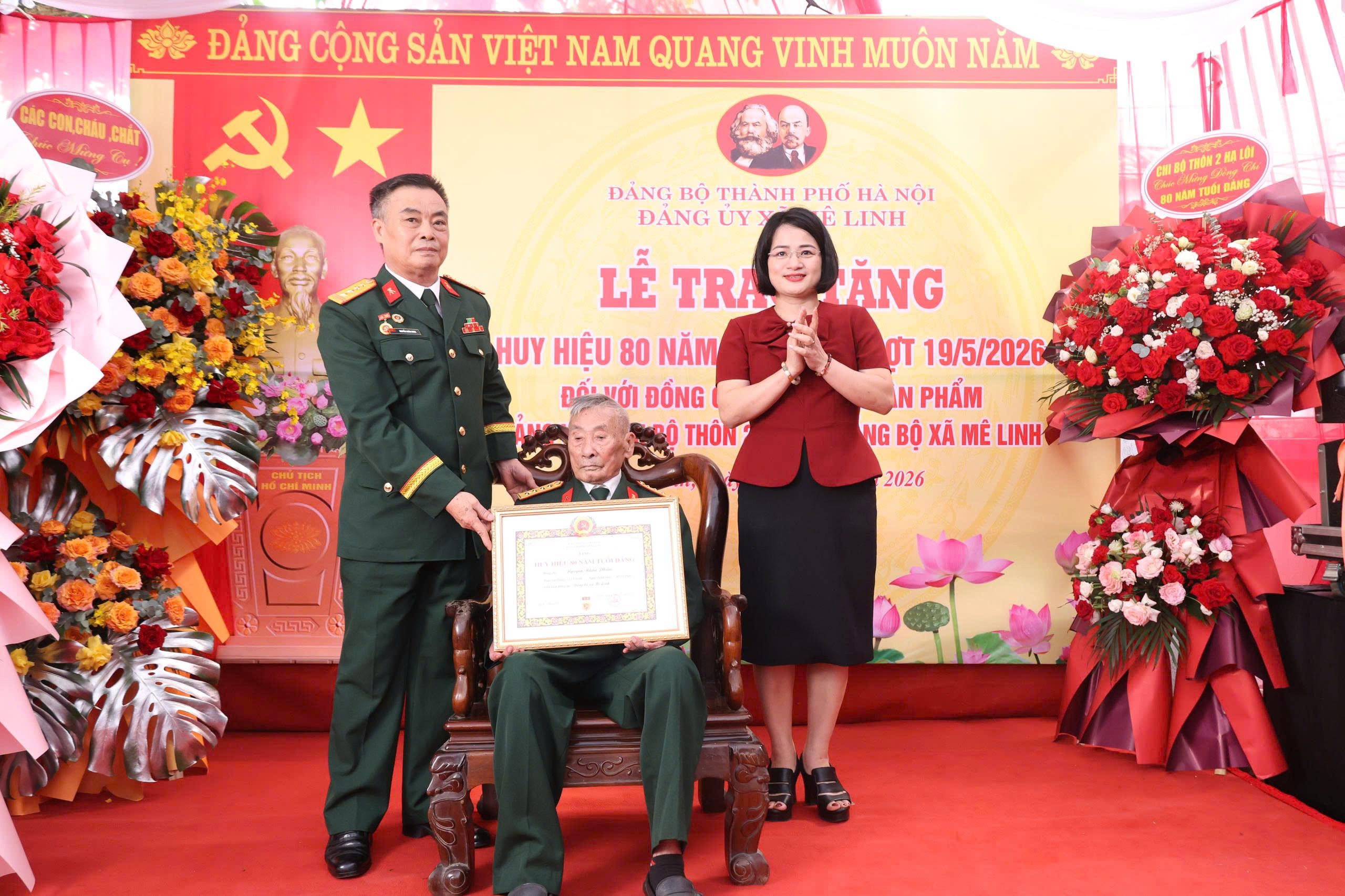 Xã Mê Linh trao Huy hiệu 80 năm tuổi Đảng cho đảng viên lão thành Nguyễn Nhân Phẩm