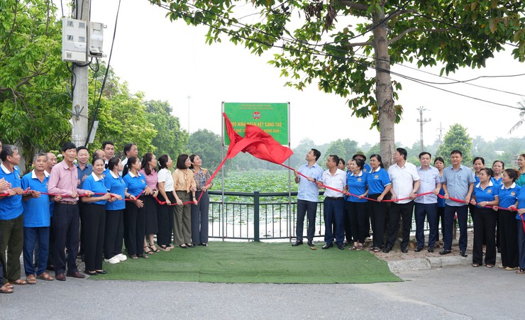 Hội Nông dân xã Bát Tràng gắn biển mô hình “Hồ Sen Nông dân”