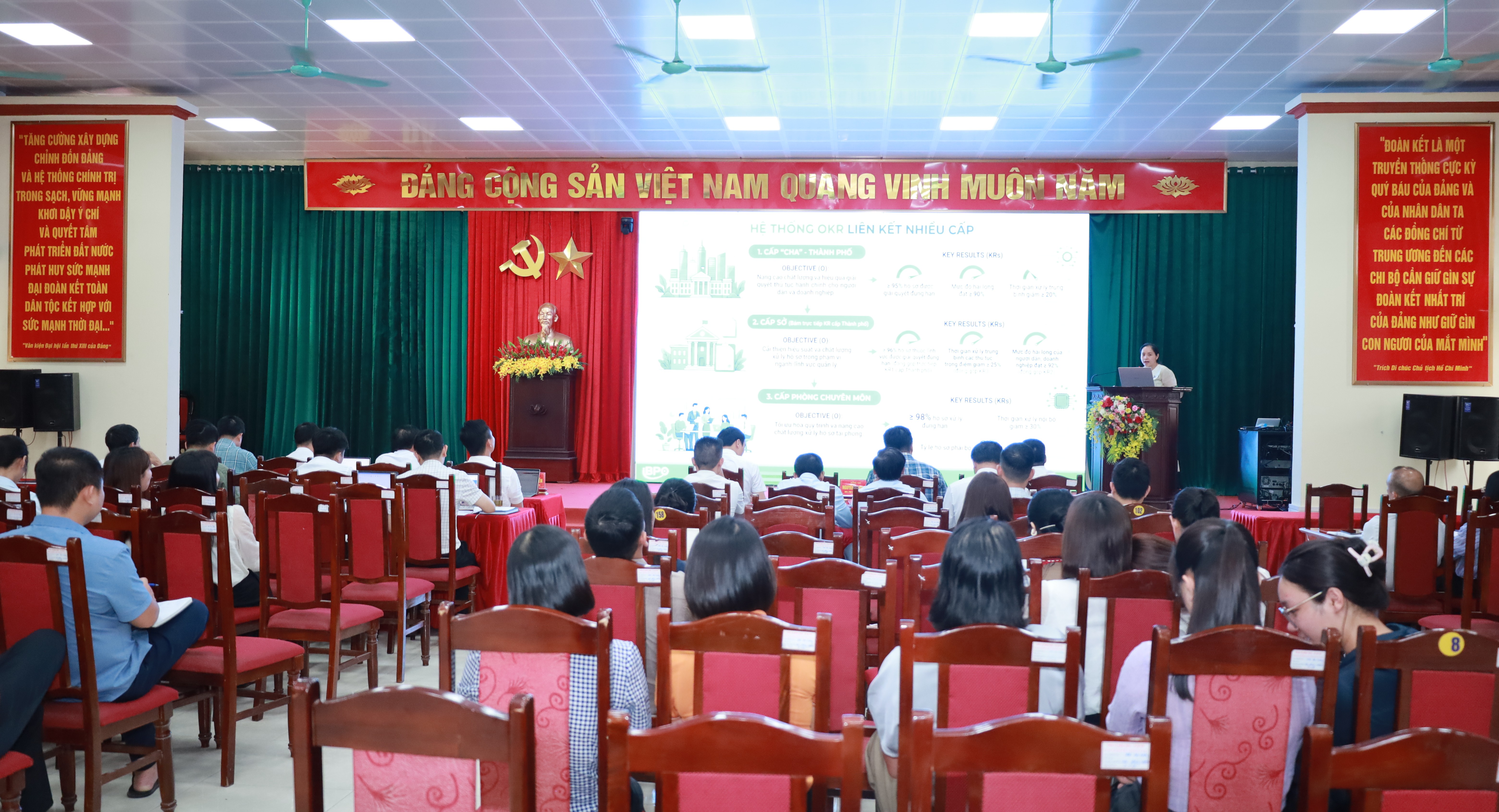 Xã Minh Châu đẩy mạnh ứng dụng HanoiWork, đổi mới đánh giá cán bộ theo hiệu quả công việc