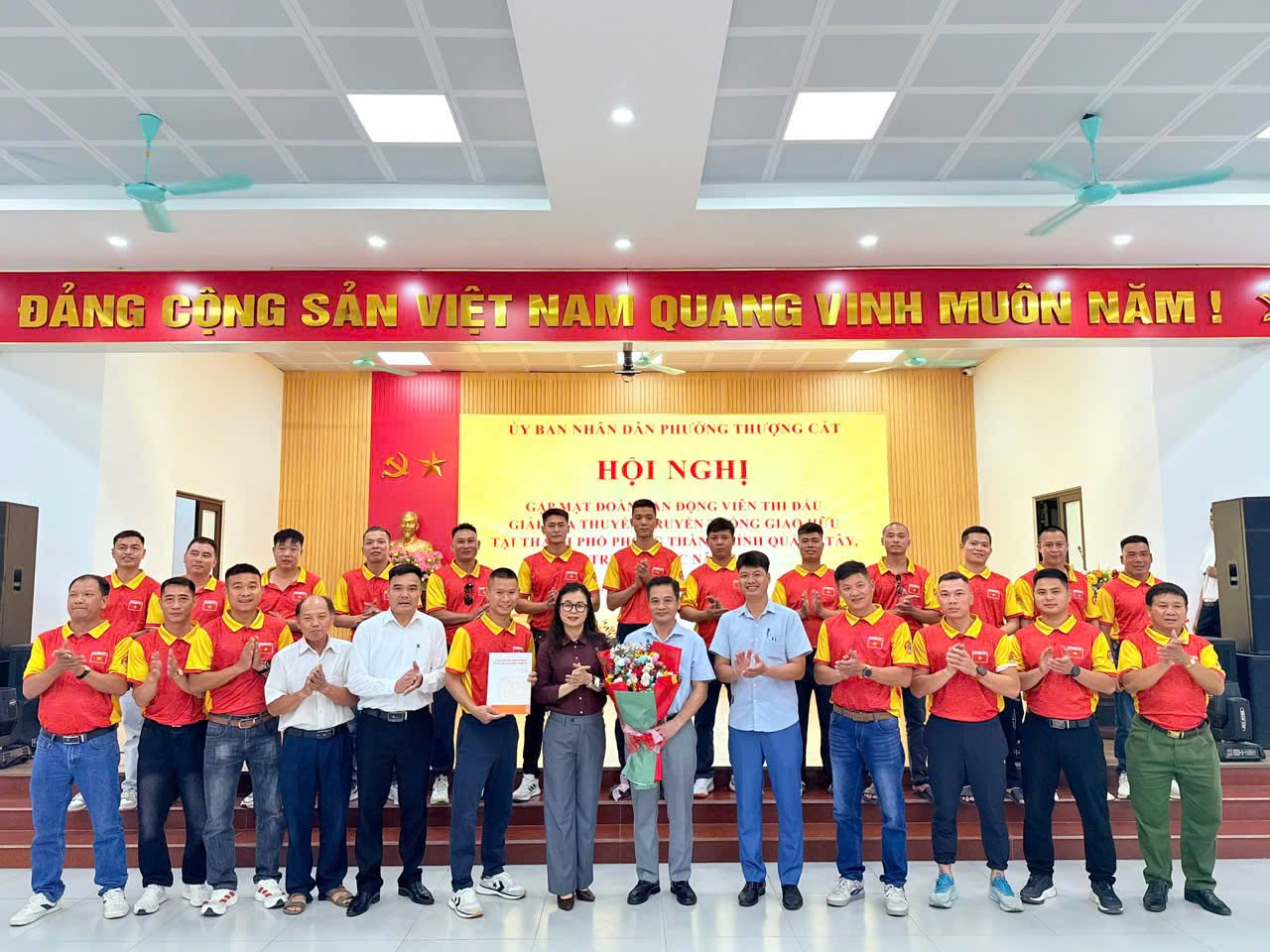 Phường Thượng Cát động viên đoàn vận động viên tham dự giải đua thuyền truyền thống giao hữu quốc tế tại Trung Quốc