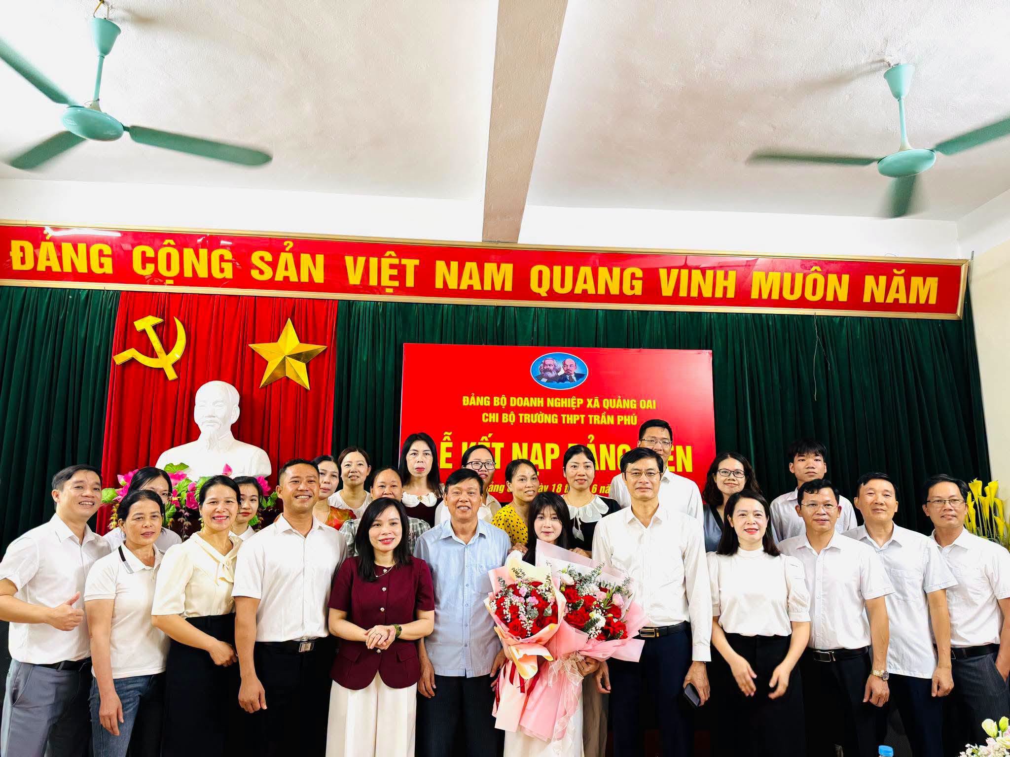 Đảng bộ Doanh nghiệp xã Quảng Oai kết nạp đảng viên là học sinh Trường THPT Trần Phú
