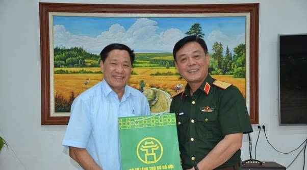 Tư lệnh Bộ Tư lệnh Thủ đô Hà Nội thăm các đồng chí nguyên lãnh đạo nhân dịp kỷ niệm 51 năm Ngày Giải phóng miền Nam