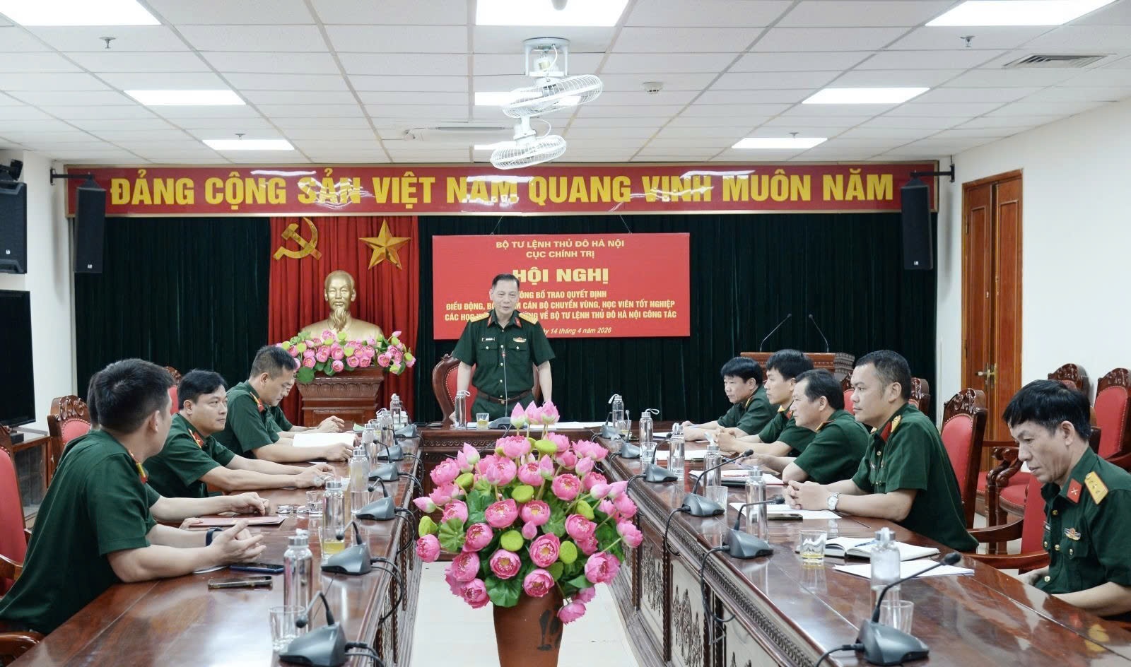 Bộ Tư lệnh Thủ đô Hà Nội trao quyết định điều động, bổ nhiệm và tiếp nhận cán bộ mới