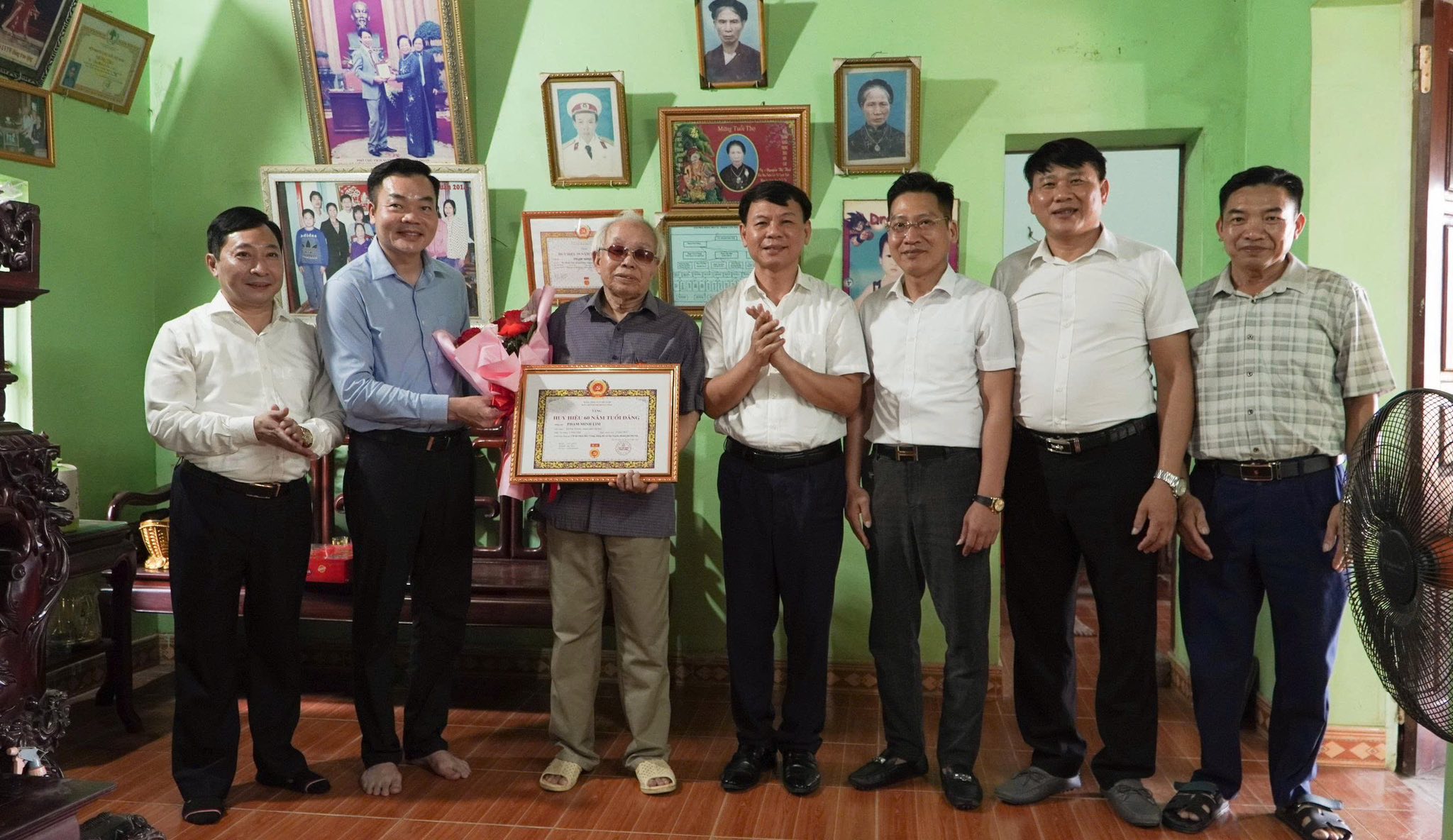 Đảng bộ xã Đại Xuyên tri ân đảng viên lão thành qua hoạt động trao tặng Huy hiệu Đảng tại gia đình