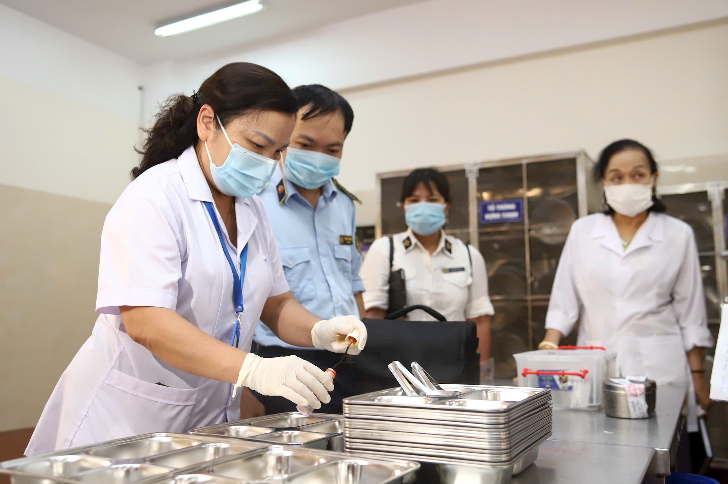 Phường Ba Đình kiểm tra đột xuất bếp ăn bán trú, siết chặt an toàn thực phẩm trong trường học