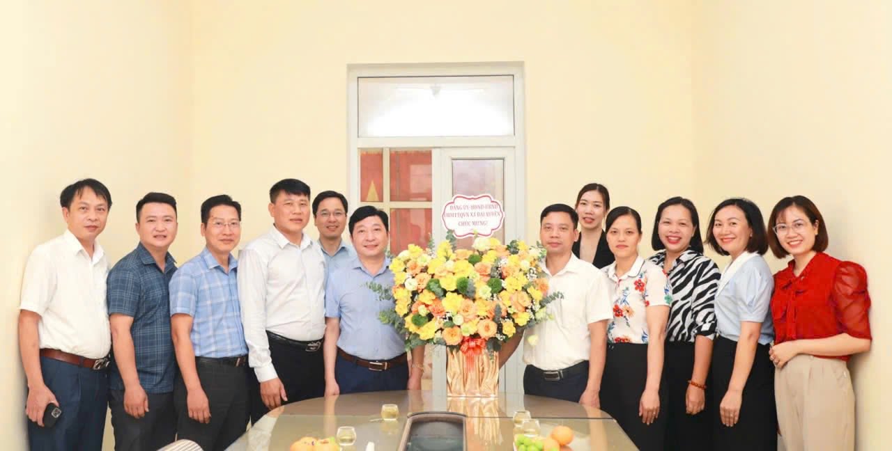 Lãnh đạo xã Đại Xuyên thăm, động viên đội ngũ làm công tác thông tin, tuyên truyền nhân kỷ niệm 101 năm Ngày Báo chí Cách mạng Việt Nam