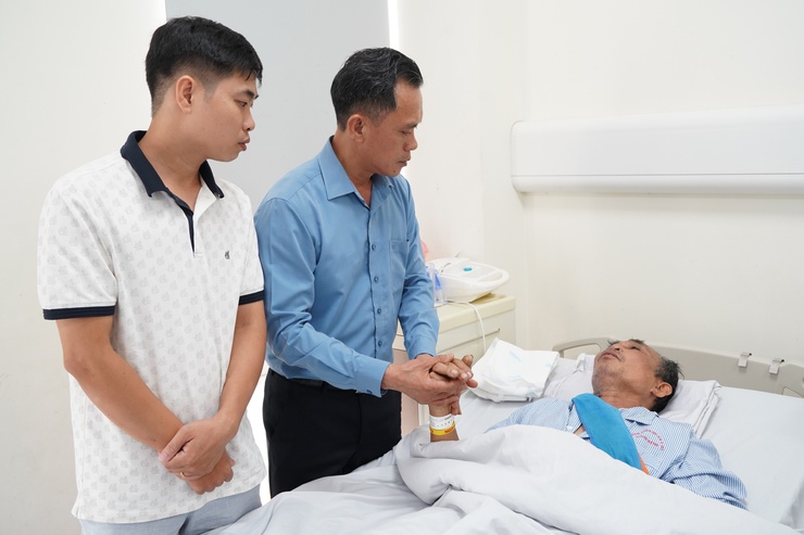 Bí thư Đảng ủy phường Chương Mỹ thăm hỏi, động viên người dân bị tai nạn khi bàn giao mặt bằng Dự án Quốc lộ 6
